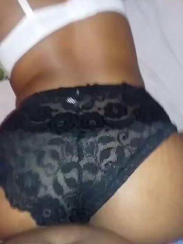 Ebony Göttin in schwarzen Höschen bereitet sich auf einen wilden Doggy Style vor
