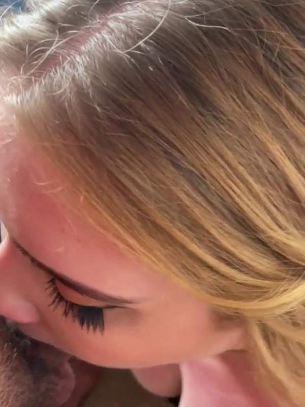 Blonde Blondine mit großen Titten beim Gesichtsfick