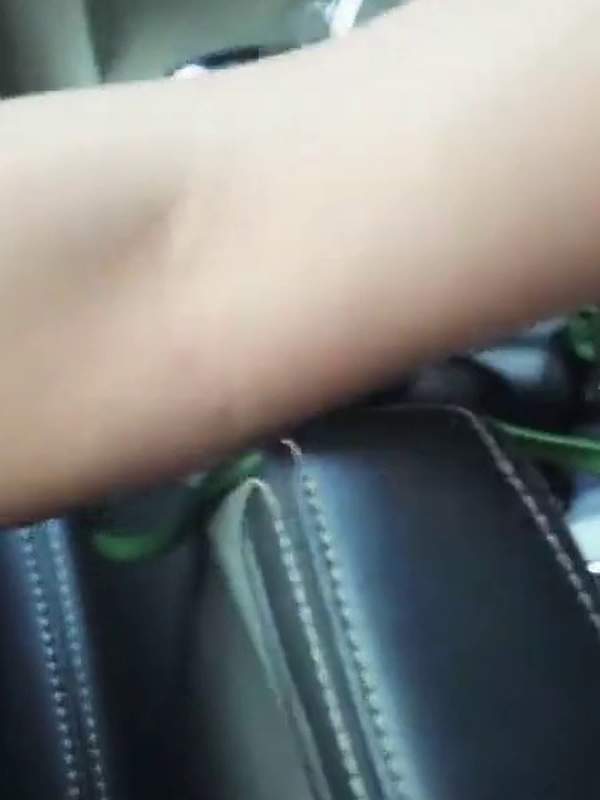 Hübsche Blondine bläst während sie mit ihrem Schwanz spielt