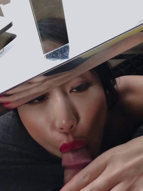 Ich erwischt das verführerische asiatische Mädchen beim Blasen - sie liebt meinen Schwanz