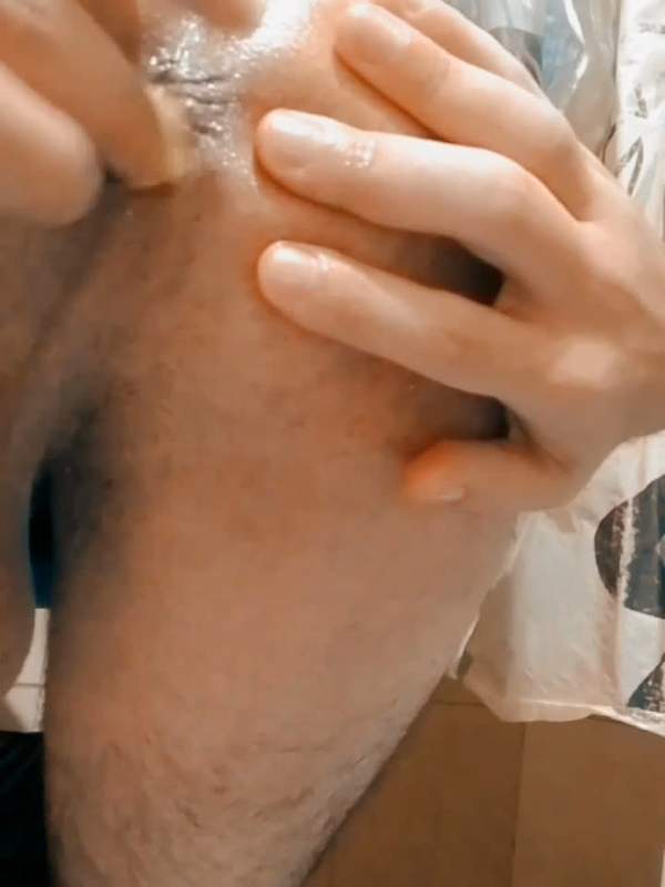 Mit meinem Finger tief in meinen saftigen Arsch