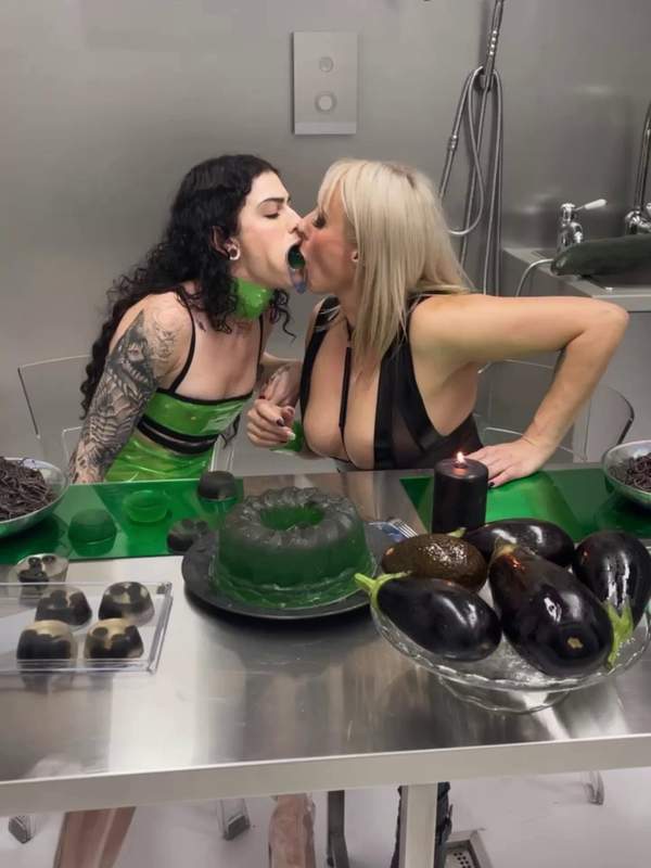 Brittany Bardot und Lydia Schwarz ficken sich gegenseitig die Köpfe
