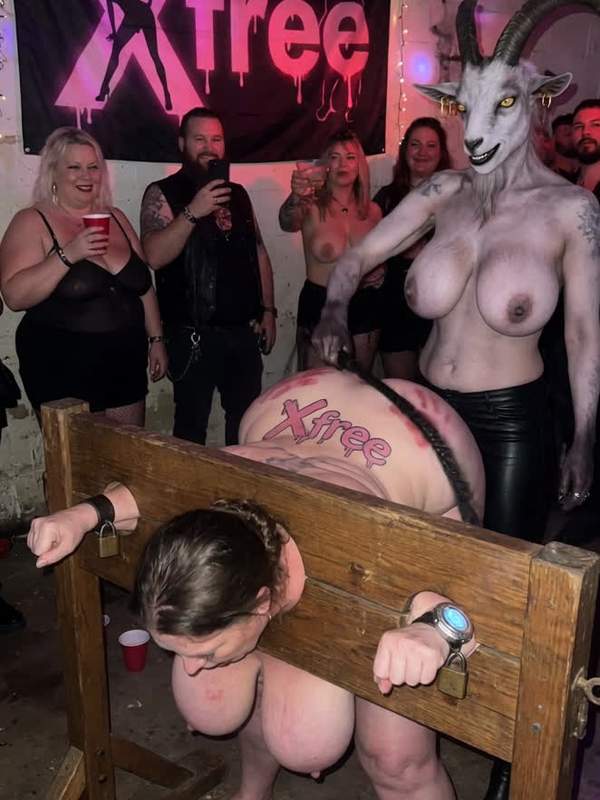 Er wird von einer Frau gefickt