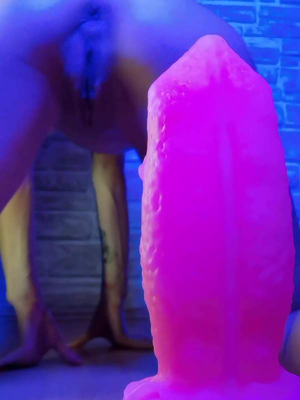 Stacy Bloom mit ihren dicken Titten und ihrem fetten Arsch - sie will den Schwanz in ihre Muschi