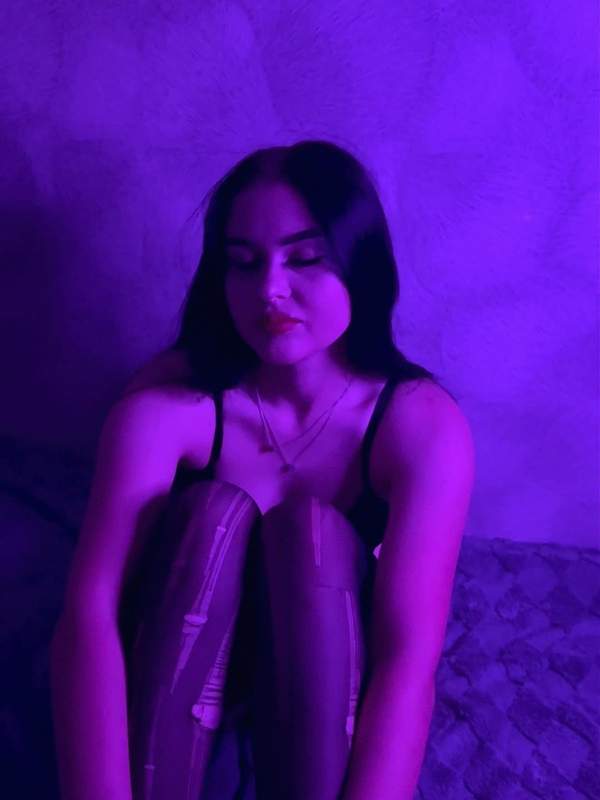 OnlyFans - Verspielte Brünette spielt mit ihren Nippeln