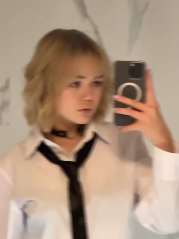 Heiße Schülerin vergisst ihre Höschen beim TikTok