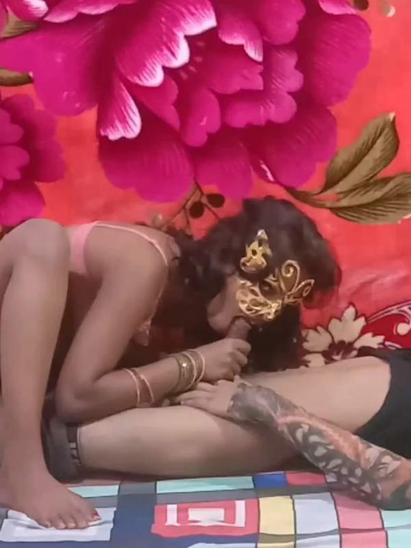 Maskierter Blowjob König fickt mit einer indischen Frau