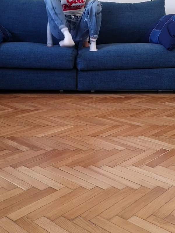 TiktokPorn - Latina wichst Schwanz auf dem Sofa - TikTok Porno