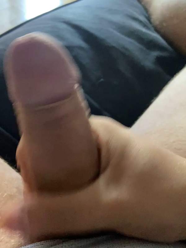 Amateurer Junge mit pulsierendem Schwanz - er will eine enge Muschi