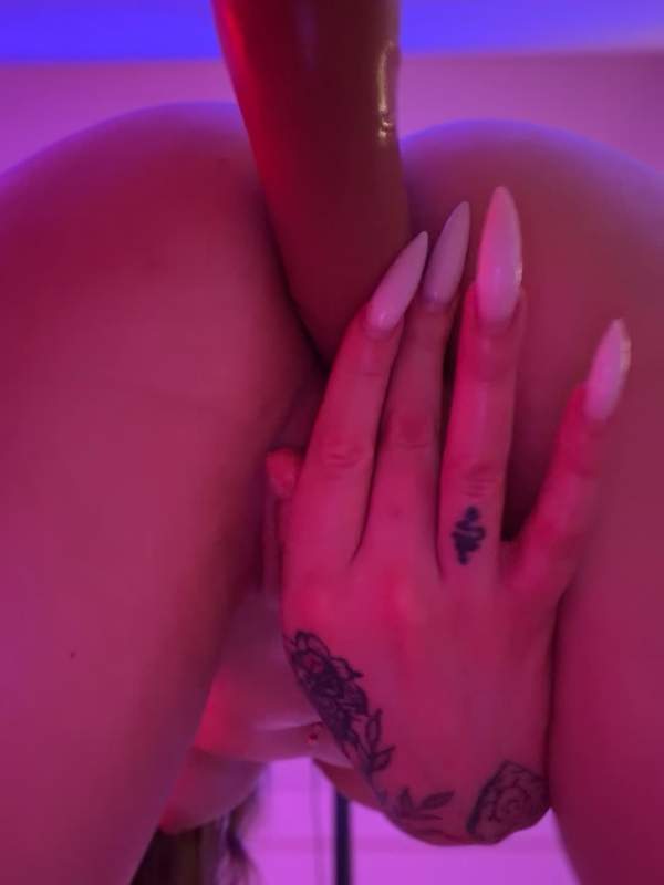 Sexy Busen bounces nasse Muschi - junges Mädchen mit dicken Titten