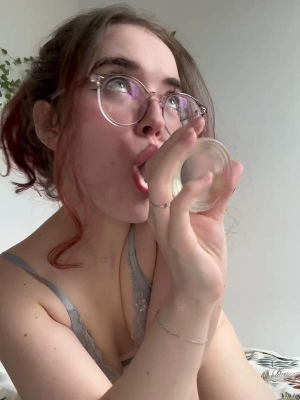 Meine Lippen umschließen es und meine Zunge spielt mit jeder Bewegung