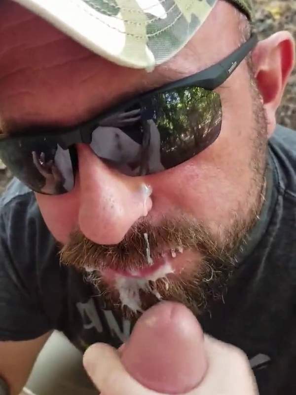 Dieser Mann mit Bart und Brille kommt zum Abspritzen - er wird von hinten gefickt