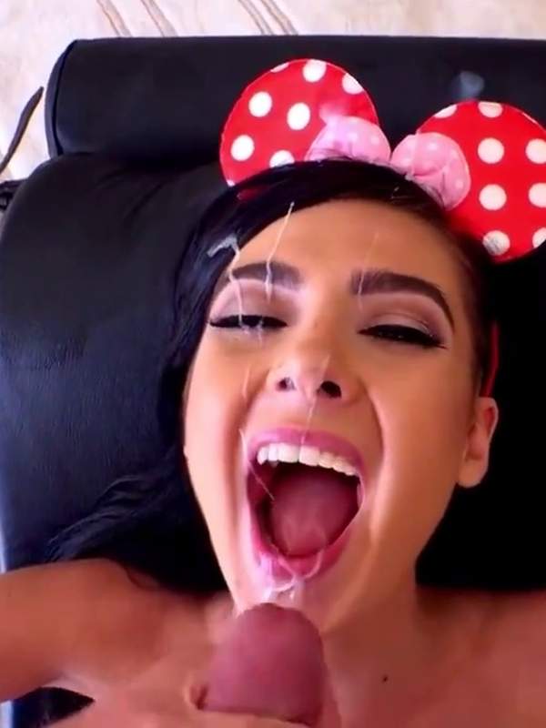 Ich habe meinen Mickey Maus Ohren gut gefickt und jetzt will ich dein Gesicht voll mit Sperma
