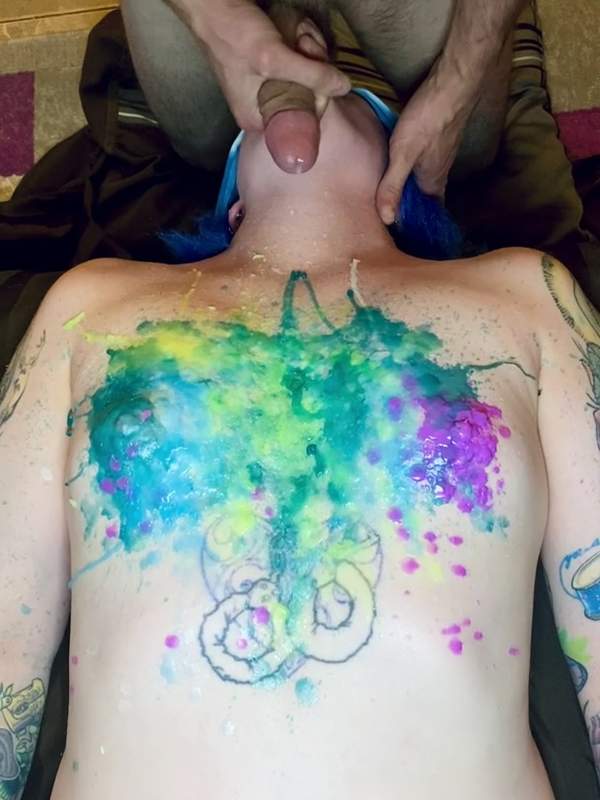 Farbiger brustmalerei beim Amateursex - Amateursex mit viel Spritzwasser