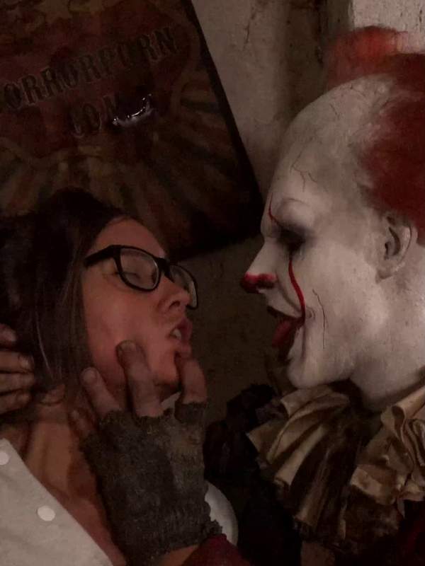 Ein versauter Clown fickt mit einer Frau