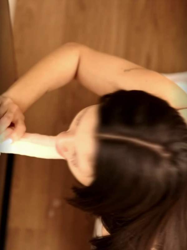 Asiatisches Mädchen lutscht einen Dildo bis sie sich weh tut
