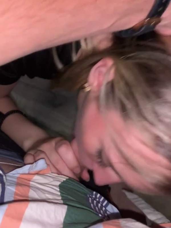 Blonde Schlampe lutscht Schwanz in der Küche