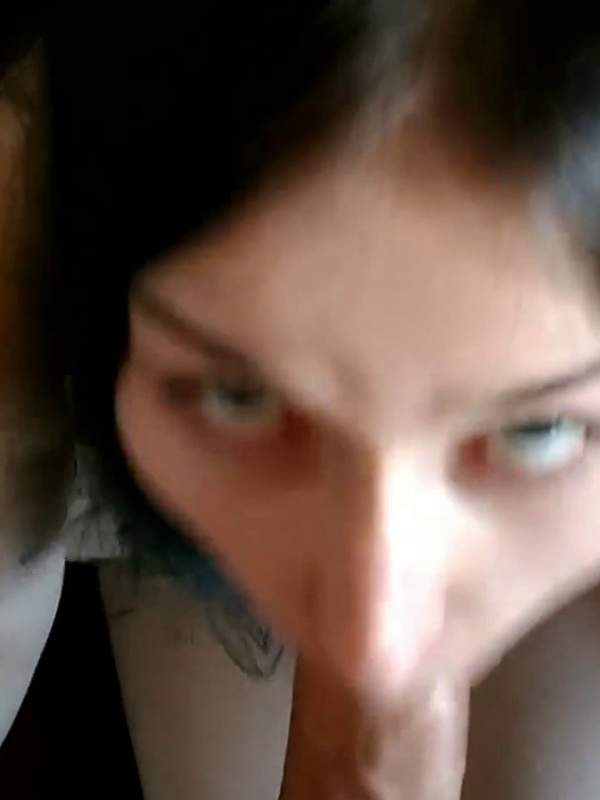 Teenager beim Gesichtsfick und beim Gagen - POV mit tiefem Schluck und Speichel im Mund