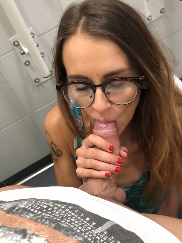 Adelle Unicorn - ein öffentlicher Toilettenfacial mit viel Pisse