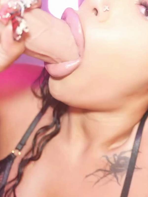 Bleib hier es lohnt sich - camgirl mit tiefem Hals
