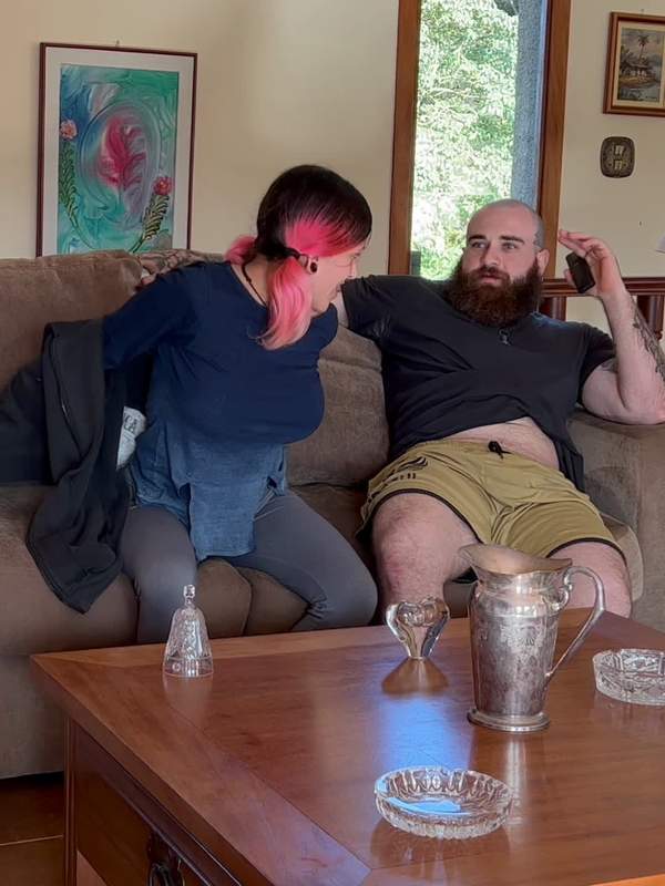 Heimarbeit von Ehefrau - Schnelles Sexvideo vom Sofa mit sexy tätowiertem Pärchen