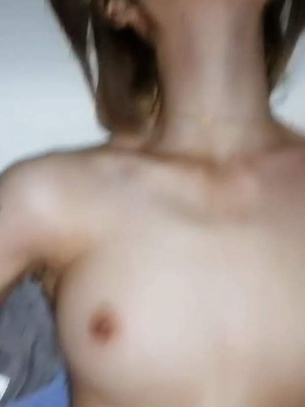 Intensiver Amateursex mit rauen Händen und einer spreizten Muschi