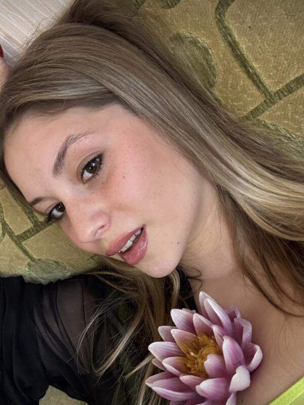Ich bin eine kleine Schülerin die gerne beim Sex mit ihren Lehrern spielt