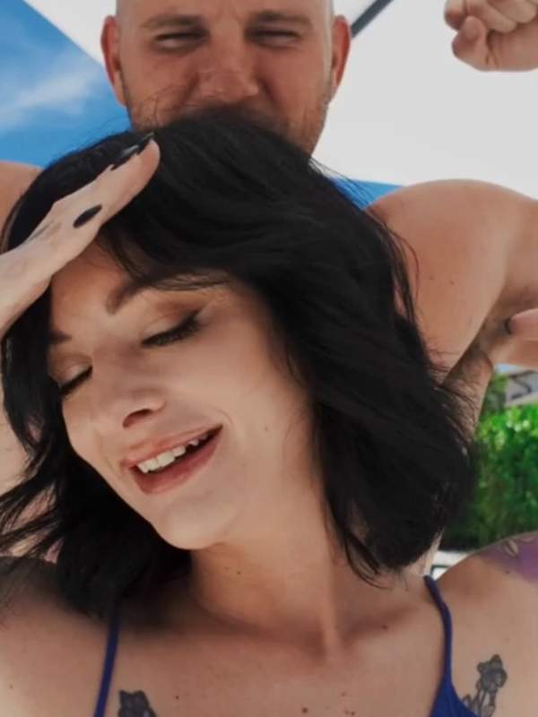 Im Schwimmbad gefickt - ein geiles Teeniegirl mit großen Titten beim Schwimmen
