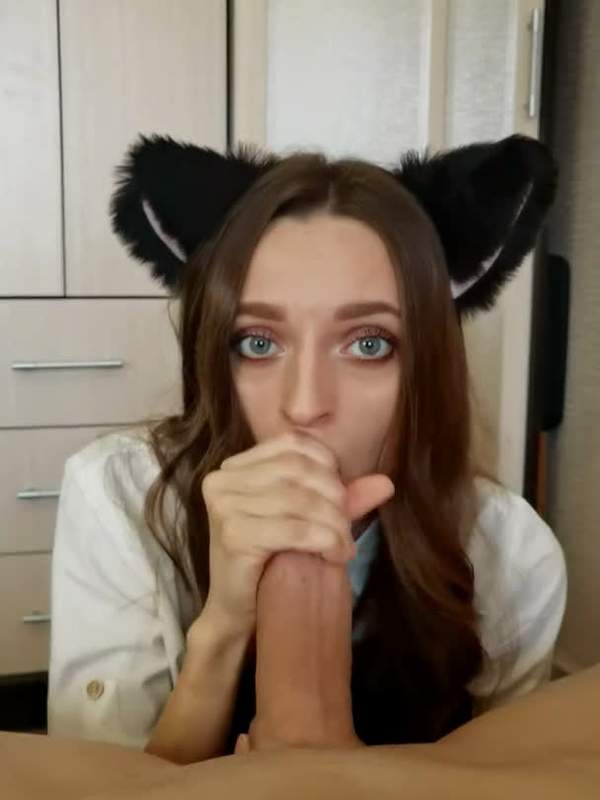Schulmädchen lutscht meinen Schwanz und schluckt mein Sperma