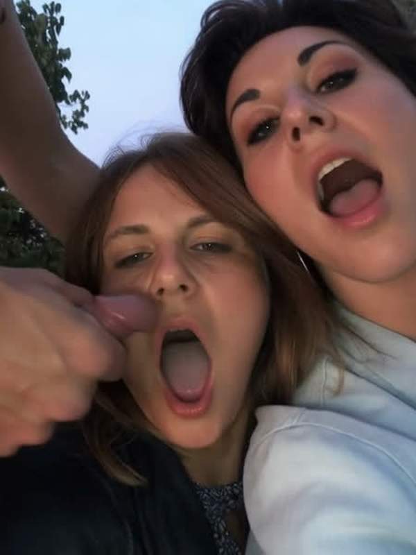 Zwei schmutzige Outdoor Babes teilen sich Schwanz mit Speichel