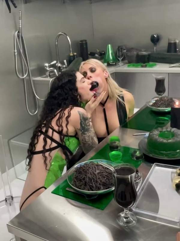 PowerFetish.com - Zwei sexy Vixens - Lydia Schwarz und Brittany Bardot beim BDSM Fick mit dem Schwanz