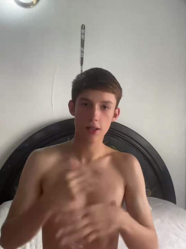 Junge Kerle beim Dildosolo - er lutscht seinen Schwanz