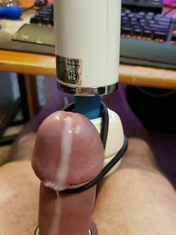 Ein Kerl reitet einen großen Dildo - er will sehen was für ein Spermaschuss