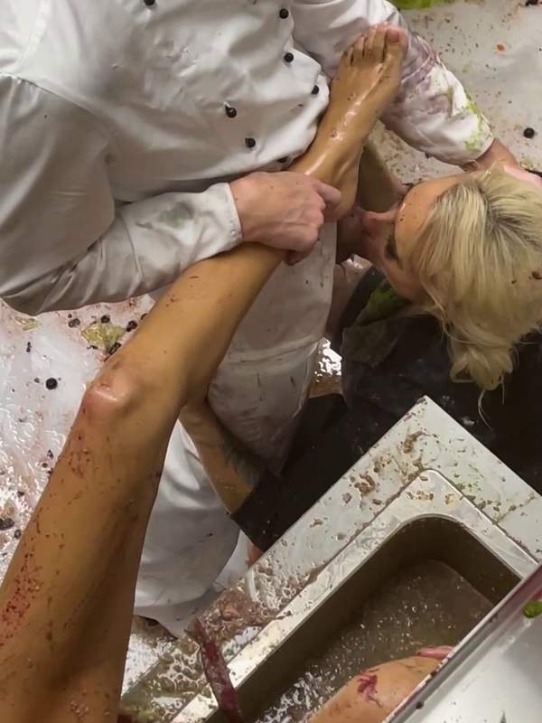 Eine geile Frau bekommt ihre Zehen von einem Schwanz gedehnt - beim Sex mit dem Schwanz wird alles gedehnt