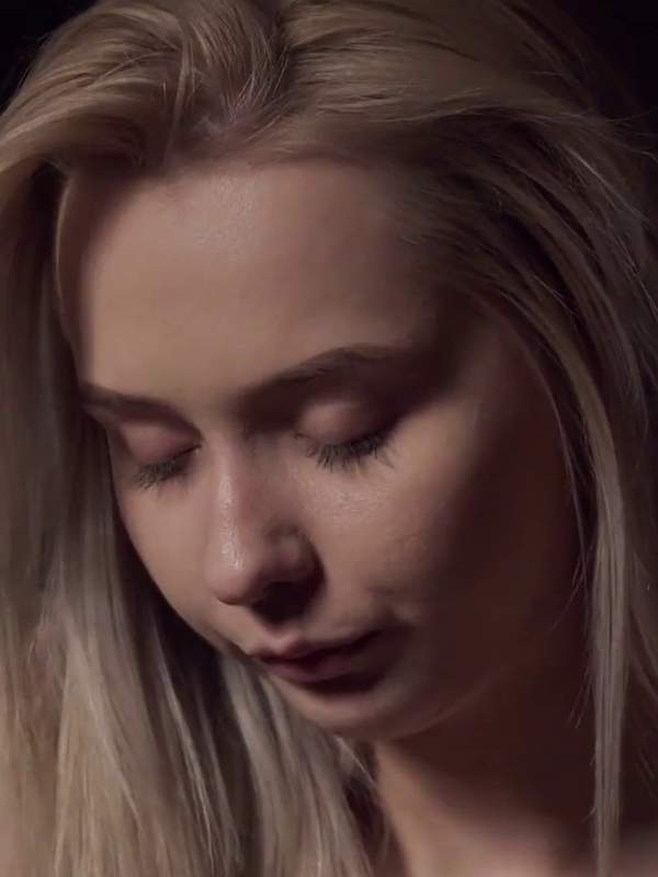 Sexy Teen fickt ihre rasierte Muschi mit einem großen Dildo