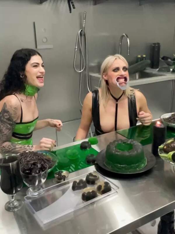PowerFetish.com - Brittany Bardot und Lydia Schwarz ficken mit ihren Latexgürteln
