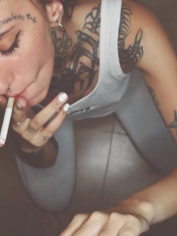 Lutschen und blasen - ein geiles Teen mit Tattoos