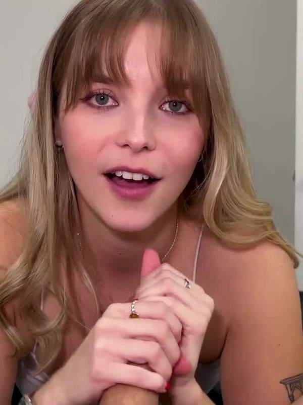 Blonde Blondine mit dicken Titten - sie will den Schwanz in ihre Möse