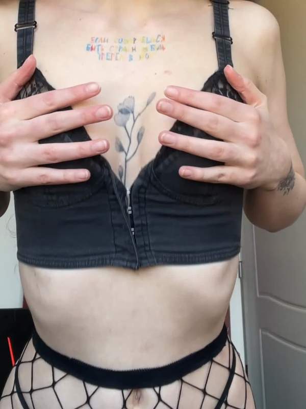 Pain Melody - BDSM mit Titten und Brille