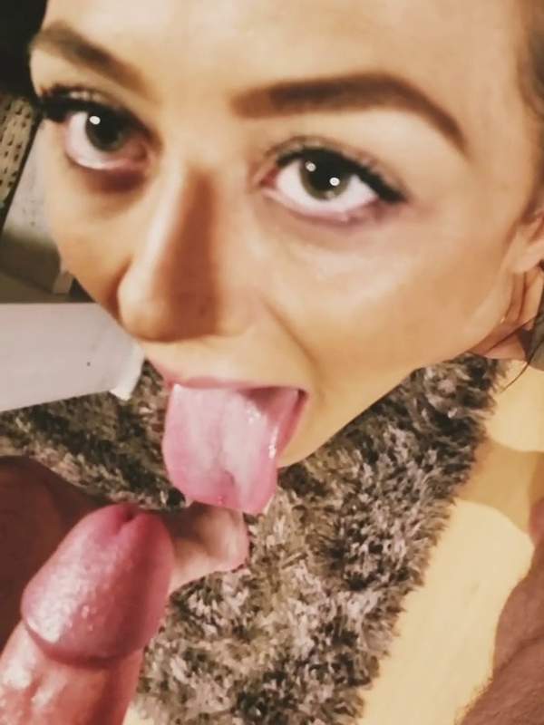 Er hat einen Mund voll mit Sperma