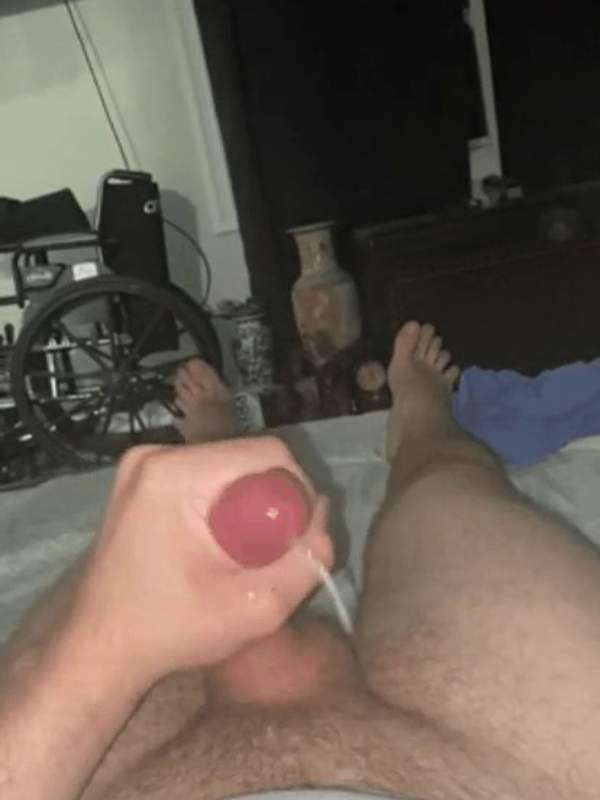 Ein Kerl macht sich mit einer roten Spritze selbst ab