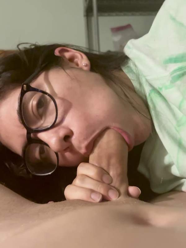 Amateurin bekommt nach dem Blowjob ein Spritzen ins Gesicht POV