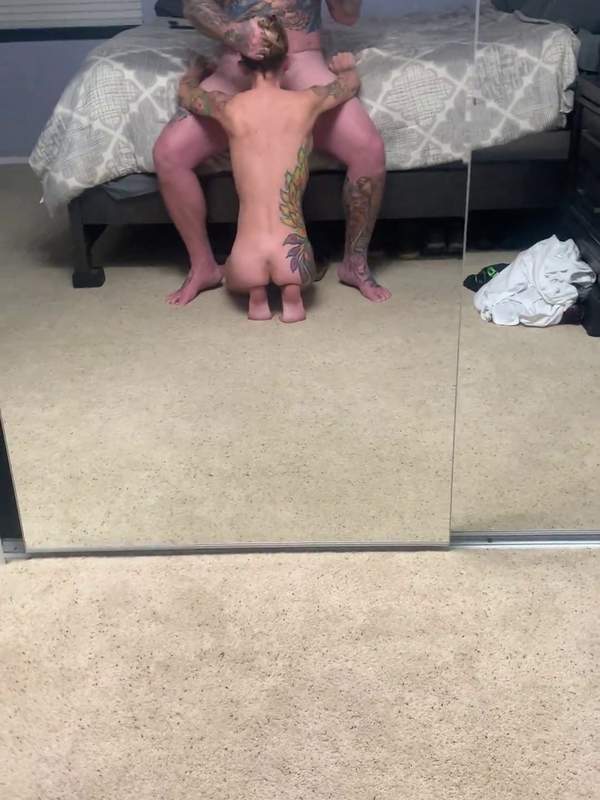 Ich habe ein Selfie gemacht während ich wartete bis mein Schwanz gesaugt wird - diese Tattoos machen es noch rauer