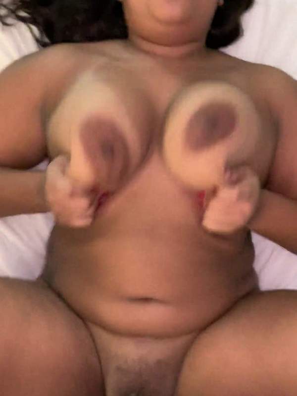 Sexy Indien liebt es ihre Titten zu zeigen