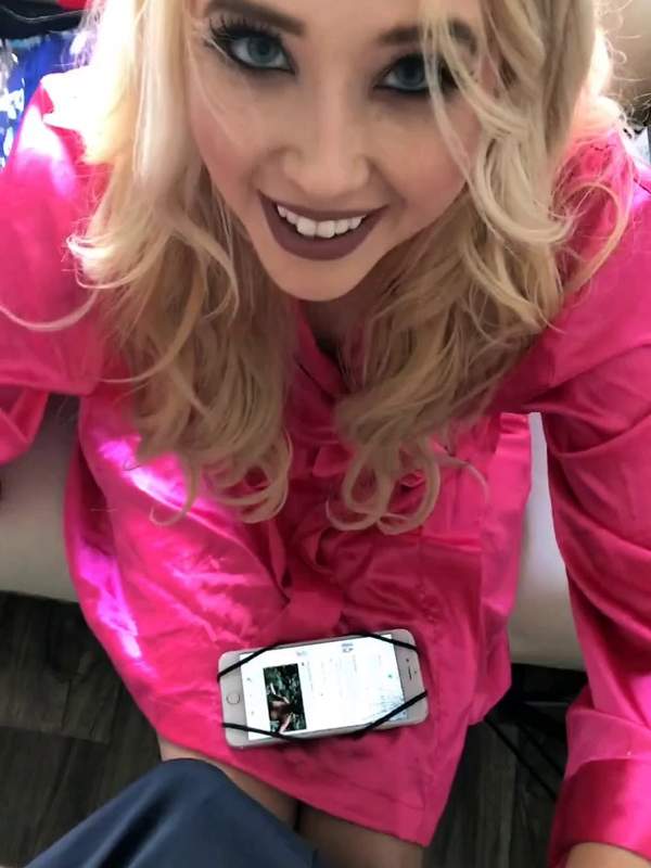 Blonde Minx mit hungrigen Titten wartet auf den Schwanz