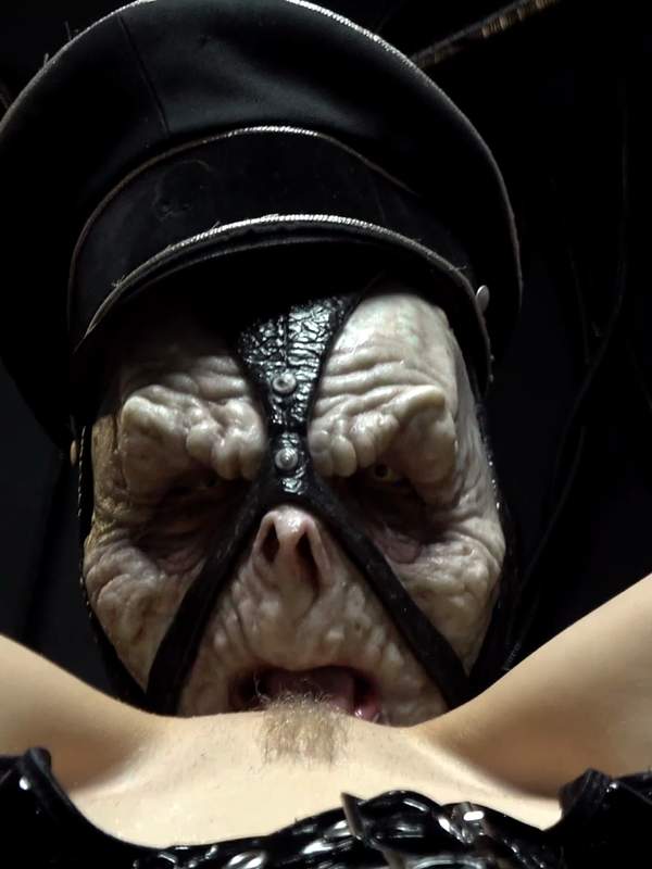 Horror Porno 42 - ein blondes Mädchen wird von zwei schwarzen Schwänzen gefickt