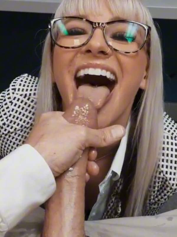 Blonde Sekretärin mit Brille lutscht Schwanz