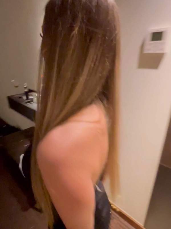 Versauter schwarzer Rock - ein geiles Model beim Sex