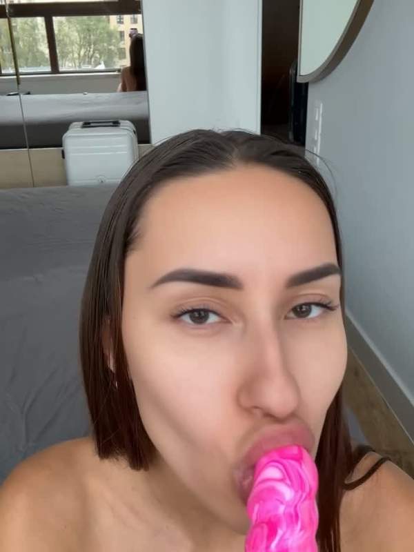 So weich und so geil - ein Solo mit Dildos und Lutschern