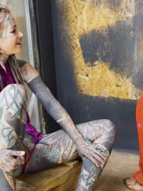Dominante Bossin mit Tattoos beim Anal ficken
